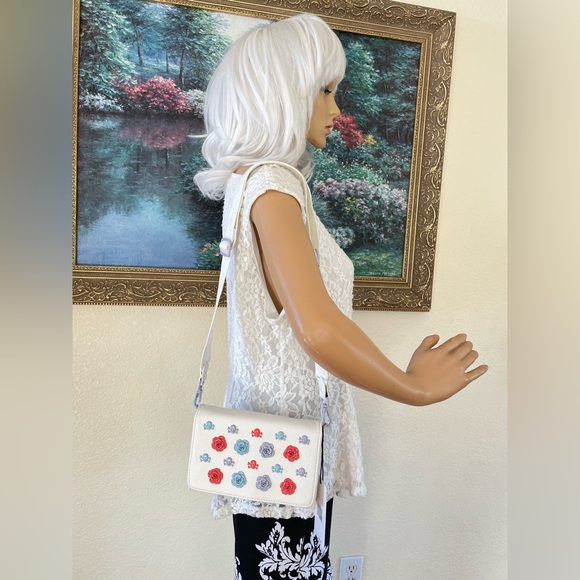 NWT Betsy Johnson white/multicolored acrylic Floral Embossed small crossbody - Picture 9 of 9